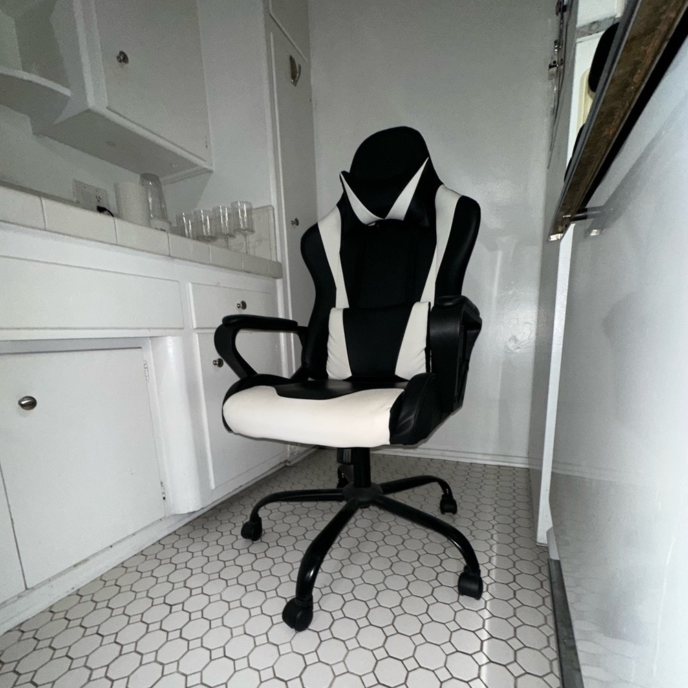 Chair 🪑 - Picture 2 of 3